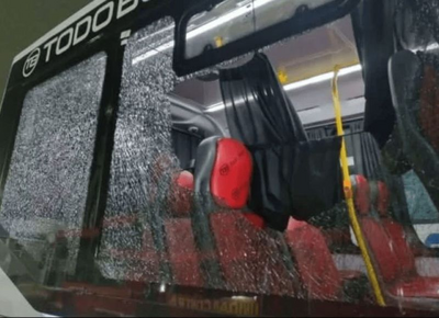Atacaron a piedrazos a varios colectivos que no adhirieron a la medida de fuerza de la UTA