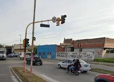 Vecinos reclaman mayor control en el peligroso cruce de 122 y 80 por falta de respeto al semáforo