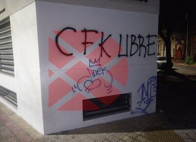 "CFK libre": la ciudad amaneció vandalizada con grafitis ¡exigiendo la libertad de Cristina