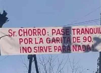 Indignación en Arana: vecinos denuncian que una patrulla ayudó a retirar pasacalles contra la inseguridad