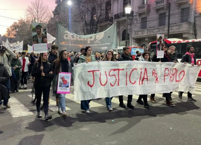 Docentes de la UNLP marcharon con antorchas por mayor presupuesto y justicia por Pedro Pablo Mieres