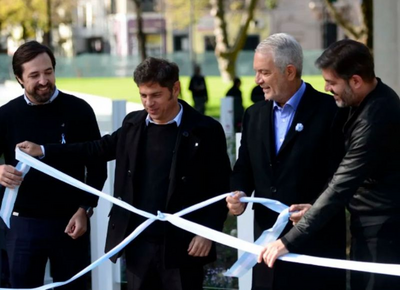 La ciudad arde, pero la plaza reluce: Kicillof y Alak inauguran Plaza Italia