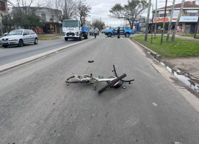 Tragedia en Los Hornos: un ciclista murió atropellado por un camión que se dio a la fuga