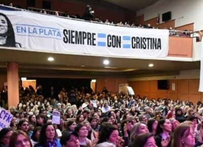 Mujeres de Villa Elvira se reúnen contra el ajuste de Milei