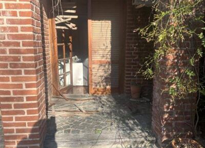La Plata: le abrió la puerta a su perra porque estaba alterada, entraron ladrones y le robaron 35 mil dólares
