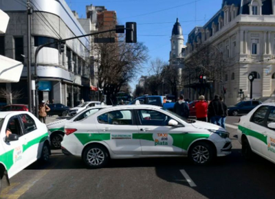 Protestan contra lo ilegal, pero trabajan con las apps: la doble cara del reclamo de los taxistas de La Plata