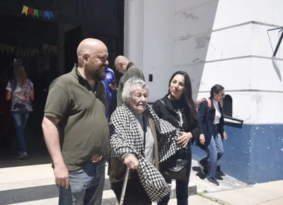 Elecciones | Una platense de 103 años emocionó a todos al votar en La Plata