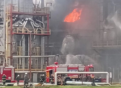 AHORA | Se desató un incendio dentro de la Refinería YPF La Plata