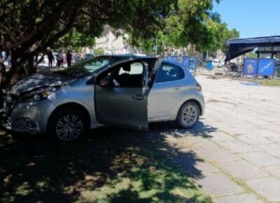 VIDEO | Descompensación y fatalidad: falleció el conductor del automóvil que chocó sobre Plaza Moreno