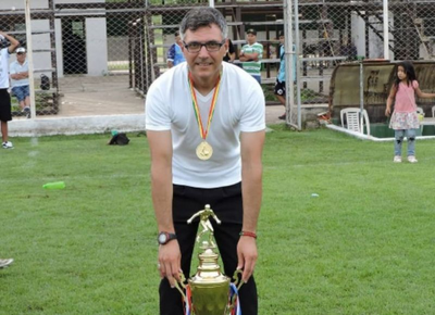 Es de Azul, creó un método que apuesta a la cabeza para ganar partidos de fútbol y ya da que hablar