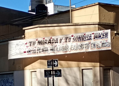 ¿Quién dijo que murió el romanticismo? Un misterioso cartel apareció en una esquina de La Plata y enterneció a todos
