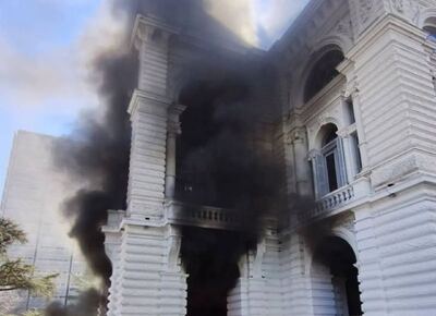 Protesta de cooperativistas en La Plata: un grupo incendió el acceso al Palacio Municipal y rompió un vidrio