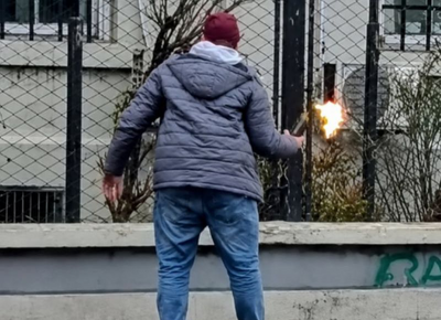 VIDEO | Un hombre arrojó una bomba molotov contra el Concejo Deliberante de Berisso