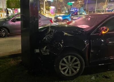 Un hombre resultó gravemente herido tras un violento choque entre dos autos en barrio La Loma