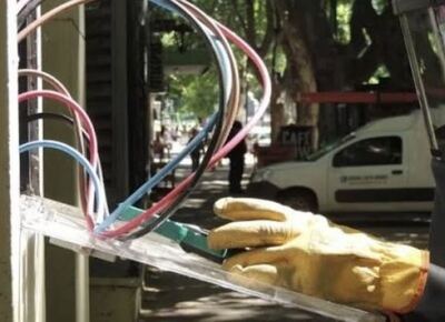 Descubrieron a 115 vecinos de La Plata colgados de la luz y hubo un fuerte operativo de Edelap