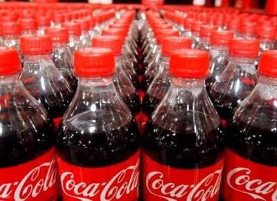 Coca-Cola deberá indemnizar a un consumidor de La Plata por vender una botella con un cuerpo extraño
