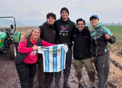 Fue a asistir a una camioneta atascada en el barro y se encontró con el Dibu Martínez: el regalo que le dio el arquero tras la ayuda