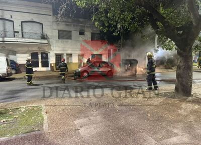 AHORA | Barrio Norte bajo ataque: incendiaron otro auto en Plaza Alsina y ya son tres en menos de una semana