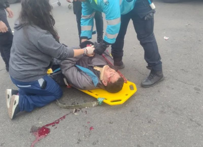 Dos motociclistas resultaron gravemente heridos tras un choque múltiple a metros de la Municipalidad