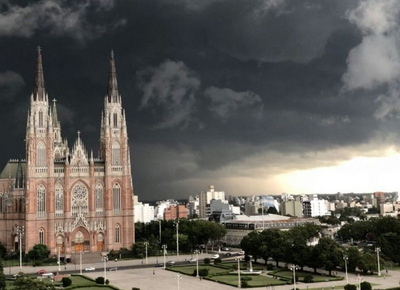 La tormenta de Santa Rosa se adelantó y llegó a La Plata: cómo seguirá el tiempo