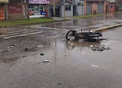 Grave choque en Gonnet: una motociclista quedó internada tras impactar contra una camioneta
