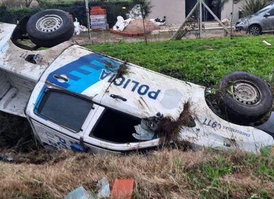 Un patrullero volcó durante una persecución en La Plata: hubo tres detenidos y secuestraron dos motos robadas