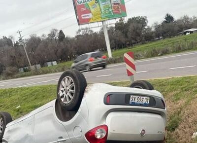 Despiste y vuelco en la Ruta 2: una policía salió ilesa