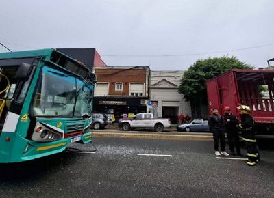 Choque entre un camión de Coca-Cola y un colectivo en el centro de La Plata