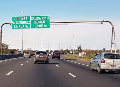 Piedrazos en la Autopista Buenos Aires-La Plata: una roca impactó contra una camioneta y casi termina en tragedia