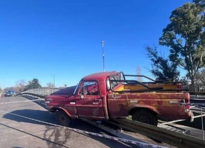 Accidente en Tolosa: voló con la camioneta y quedó a centímetros del vacío