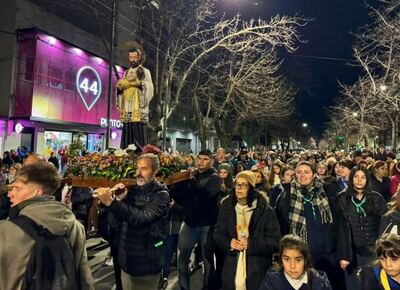 Miles de personas colmaron San Cayetano en La Plata para pedir trabajo, alimento y salud