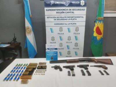 Amenazó a un vecino con un arma y allanaron su departamento: secuestraron cinco armas y más de 350 municiones