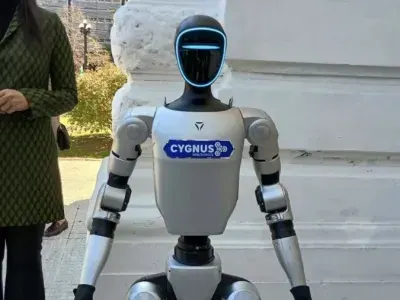 VIDEO | Dos robots sorprendieron en pleno centro de La Plata: caminaron, bailaron y causaron furor frente a la Municipalidad