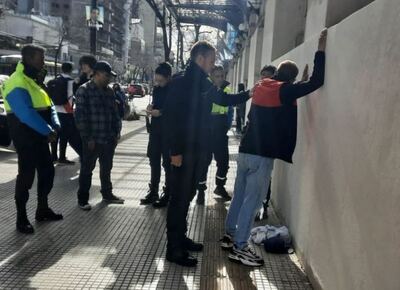 Zona del Teatro Argentino: detienen a dos menores por robar celulares en la vía pública
