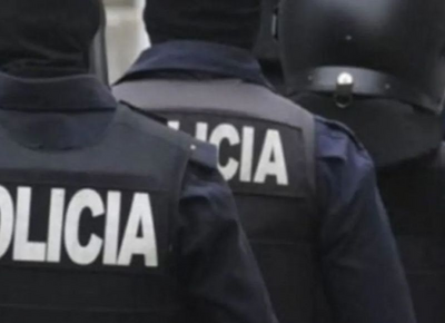 Falsos policías simularon un allanamiento para robar un importante botín en La Plata: golpearon a su madre y sus hijos