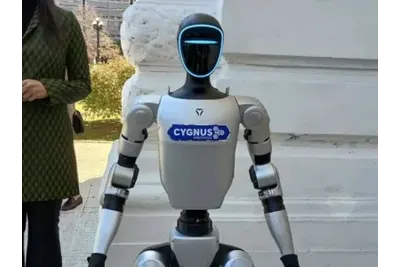 VIDEO | Dos robots sorprendieron en pleno centro de La Plata: caminaron, bailaron y causaron furor frente a la Municipalidad