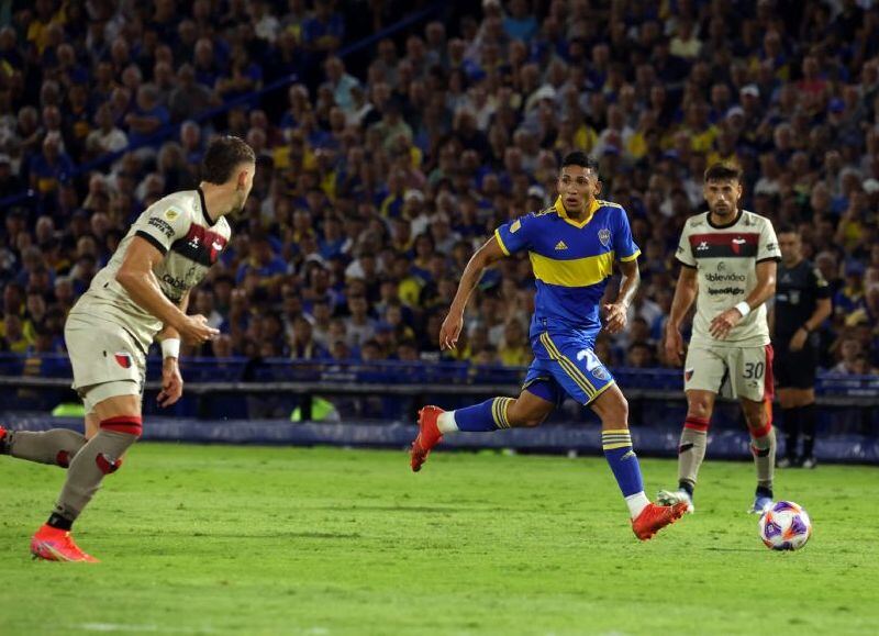 Colón le dio un golpe a Boca, bajo la atenta mirada de Almirón y con un tenso clima en la Bombonera