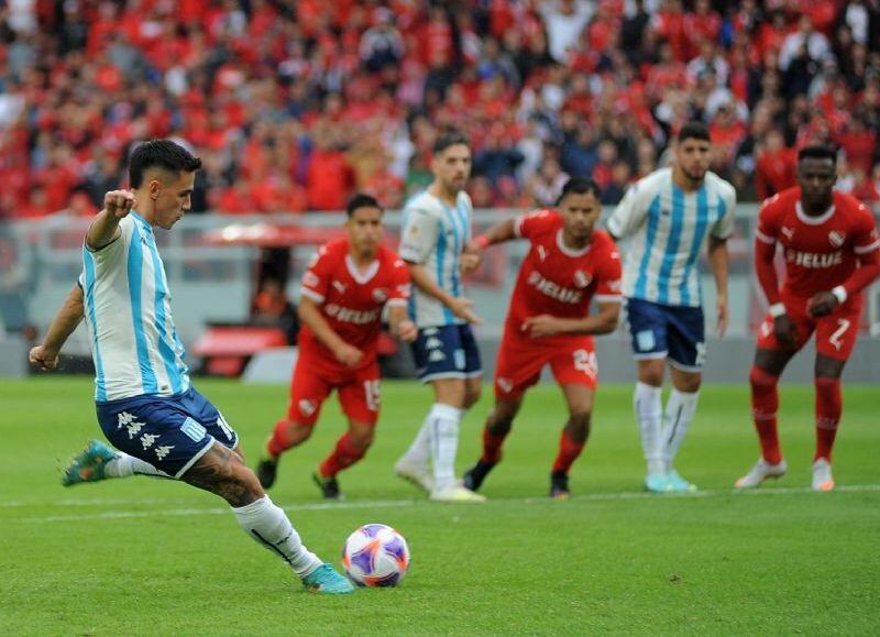 Independiente empató con Racing en el debut de Zielinski y en un clásico de Avellaneda con polémica