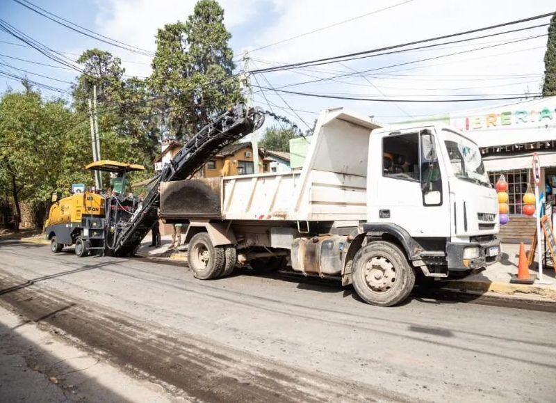 Pilar: avanzan los trabajos de repavimentación sobre las calles de la ciudad