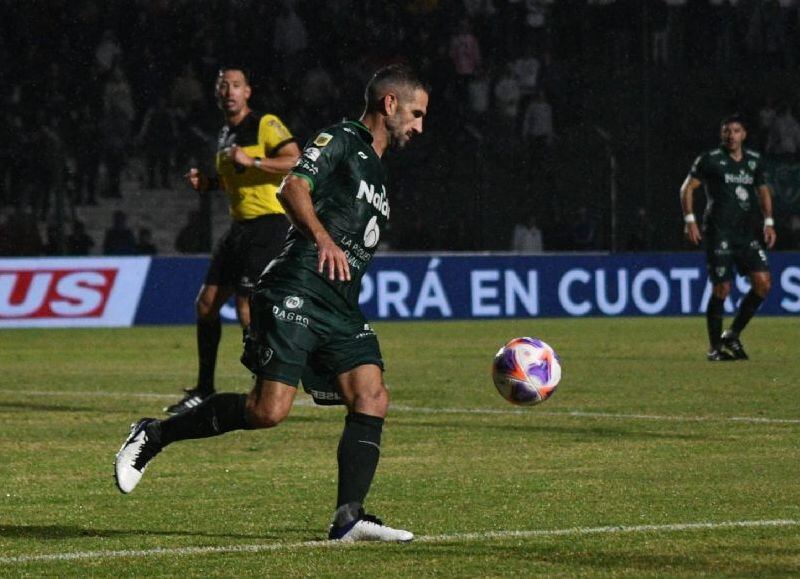 Sarmiento de Junín venció a Arsenal y lo hundió en las dos tablas