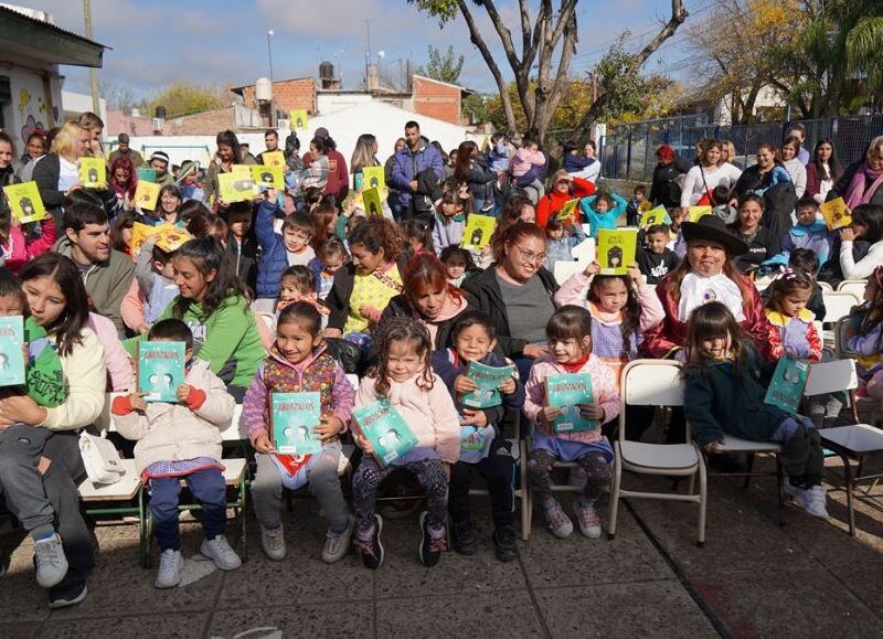 En Merlo se realizó la entrega de libros para el nivel inicial