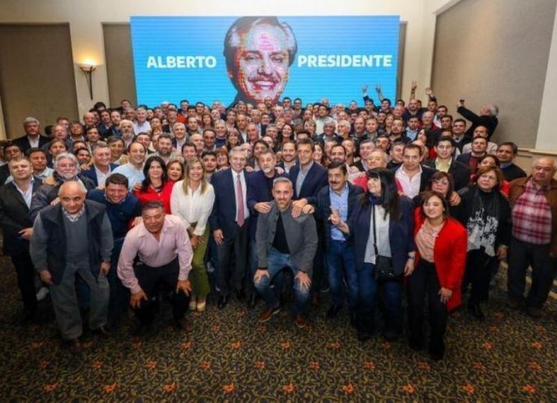 Se ahogan en un vaso de agua: sin candidatos propios, el peronismo se rearma con las personas que destruyeron el país