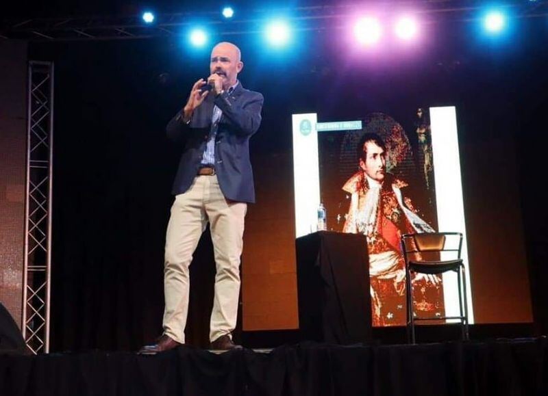 San Miguel: Eduardo Sacheri realizó una charla e inauguró la muestra de arte