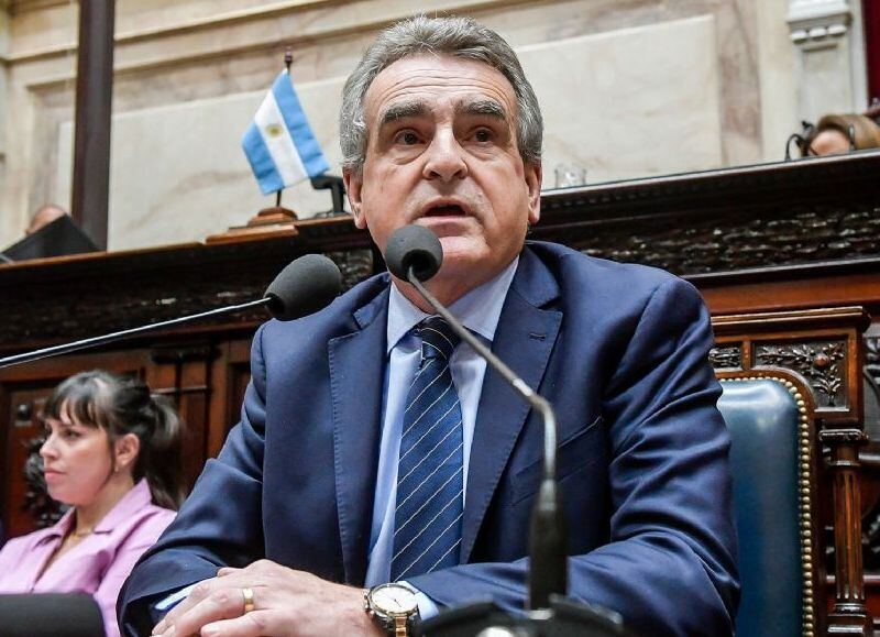 Tiene miedo y abrió el paraguas por las dudas: Agustín Rossi aseguró que si no mide "no seré precandidato"
