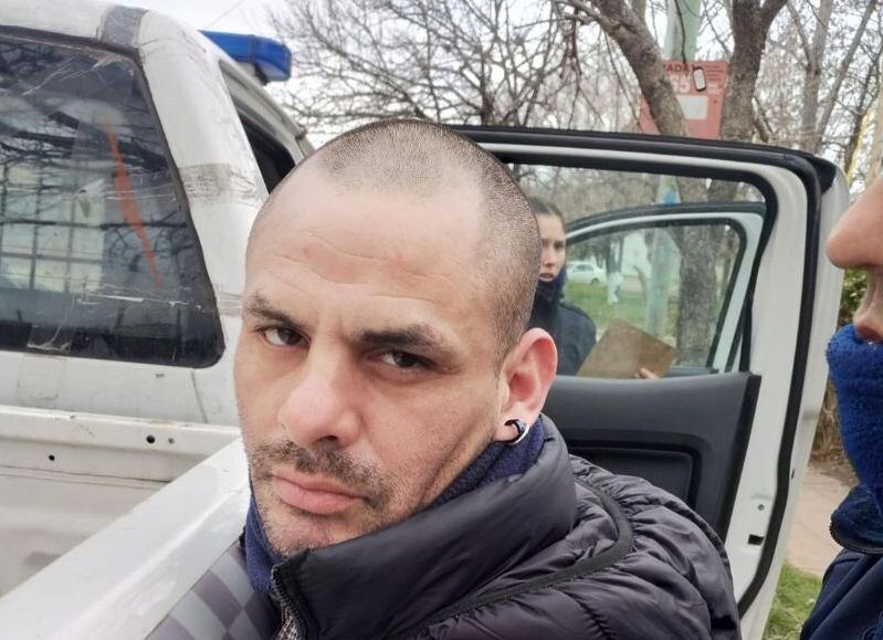 VIDEO | cayó el delincuente que robaba vestido de policia: se refugiaba en un auto abandonado en Villa Elvira