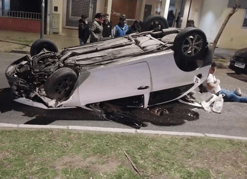Mucho GTA: quiso chocar un patrullero y huir, dio un vuelco de 180 grados