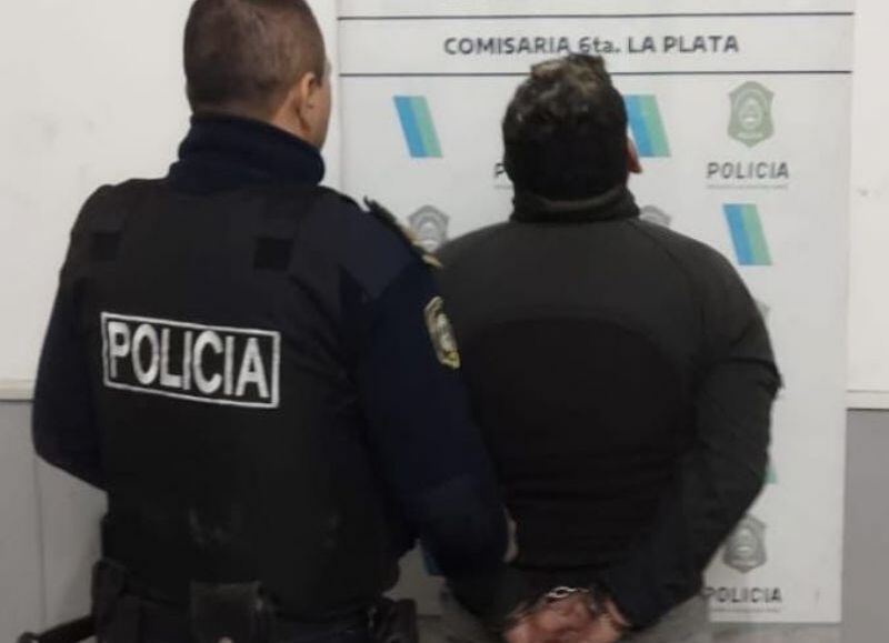 Andaba desnudo por la calle: a varios maridos les entró a picar la frente