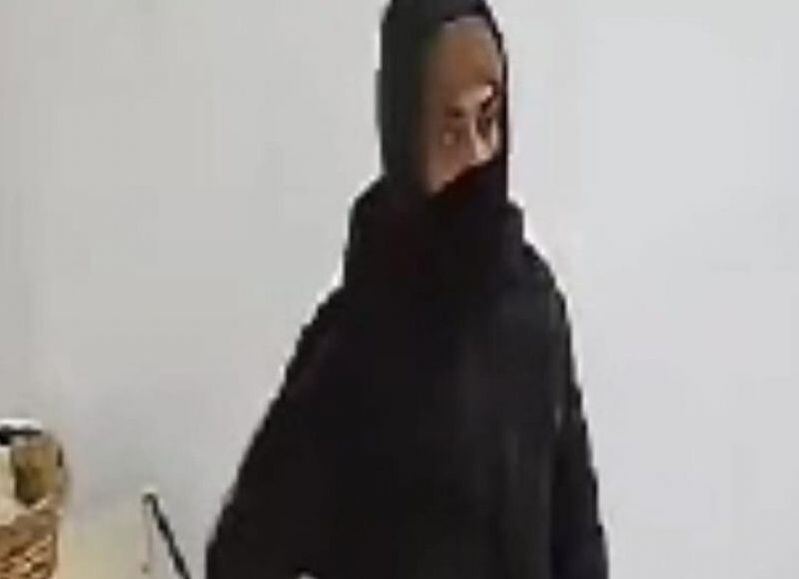 VIDEO | Dos ratas armadas amenazaron a una empleada en una panadería y se llevaron la recaudación del día y su celular