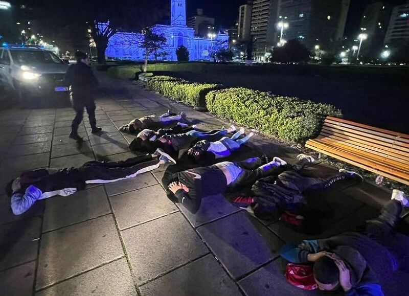 ¿Qué esperan para bajar la edad de imputabilidad?: 14 demorados por robo en Plaza Moreno, la mayoría menores