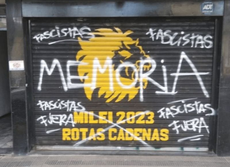 Vandalizaron un local de Javier Milei en La Plata: aseguran que fueron dos personas vestidas de negro